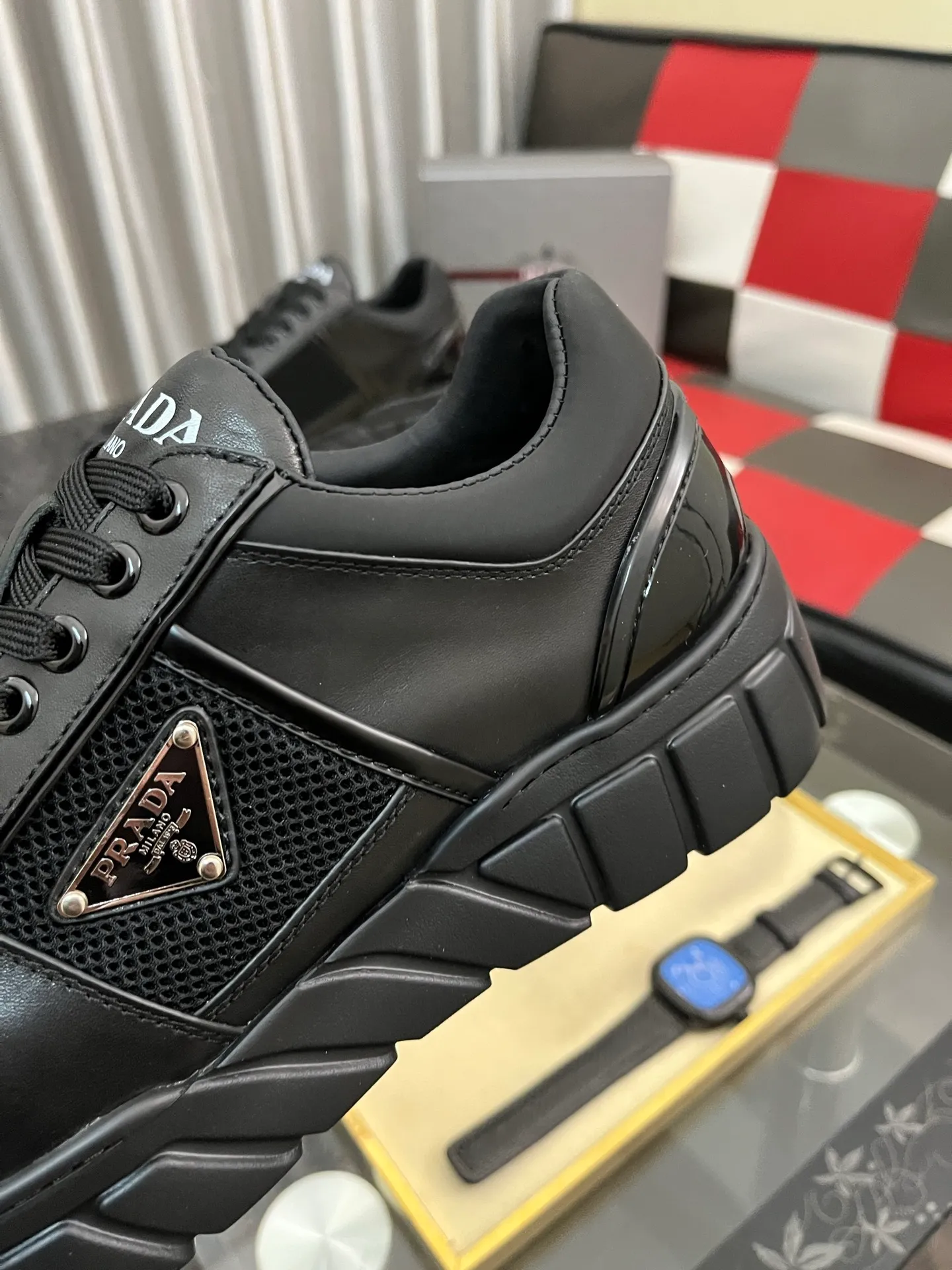 Men's shoes 💰: 560⌚⌚ high version. High-quality new PRADA counters are launched simultaneously. The new men's shoes and 😘 fabrics are selected from first-layer cowhide. Lining: Imported cowhide leather lining. 👍🏿High-end☄️Open-molded non-slip rubber outsole, exquisite lines, simple and elegant, comfortable and high-end for leisure travel. Number of yards: 38 to 44. (Can be customized for 45 non-refundable)